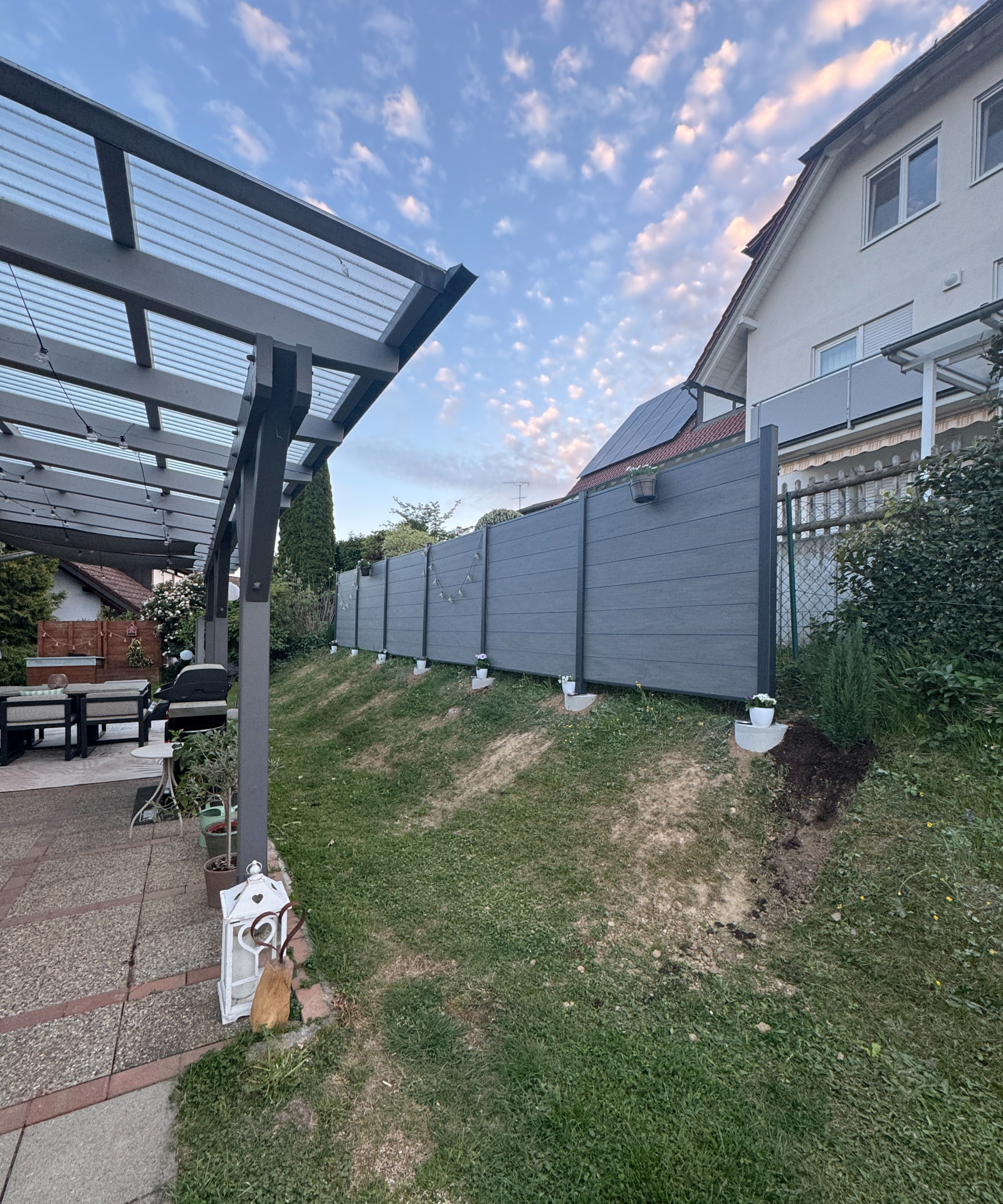 Sichtschutzzaun am Hang – nachher
