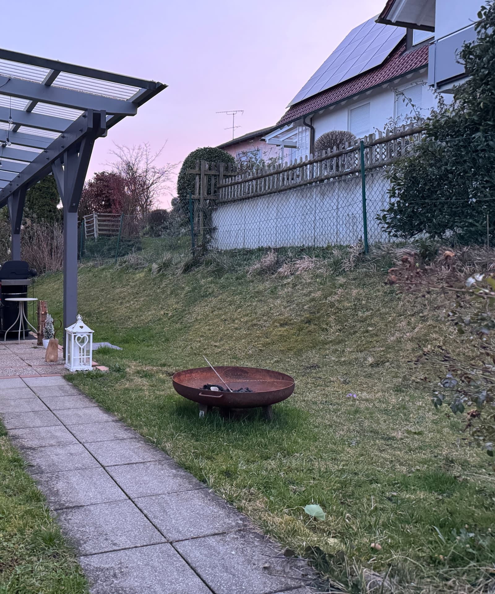 Sichtschutzzaun am Hang – vorher