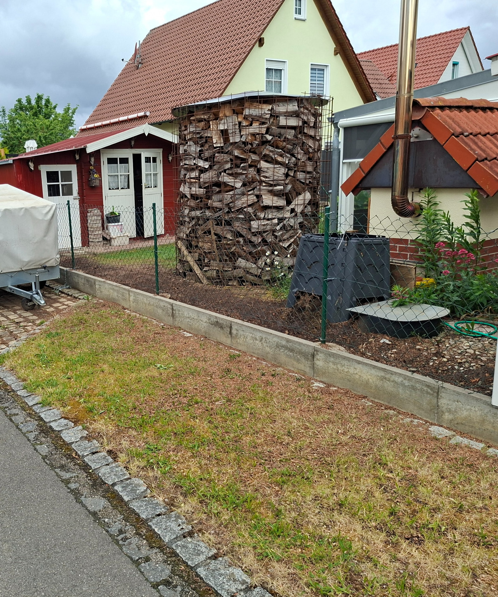 Sichtschutzzaun statt Maschendraht – vorher