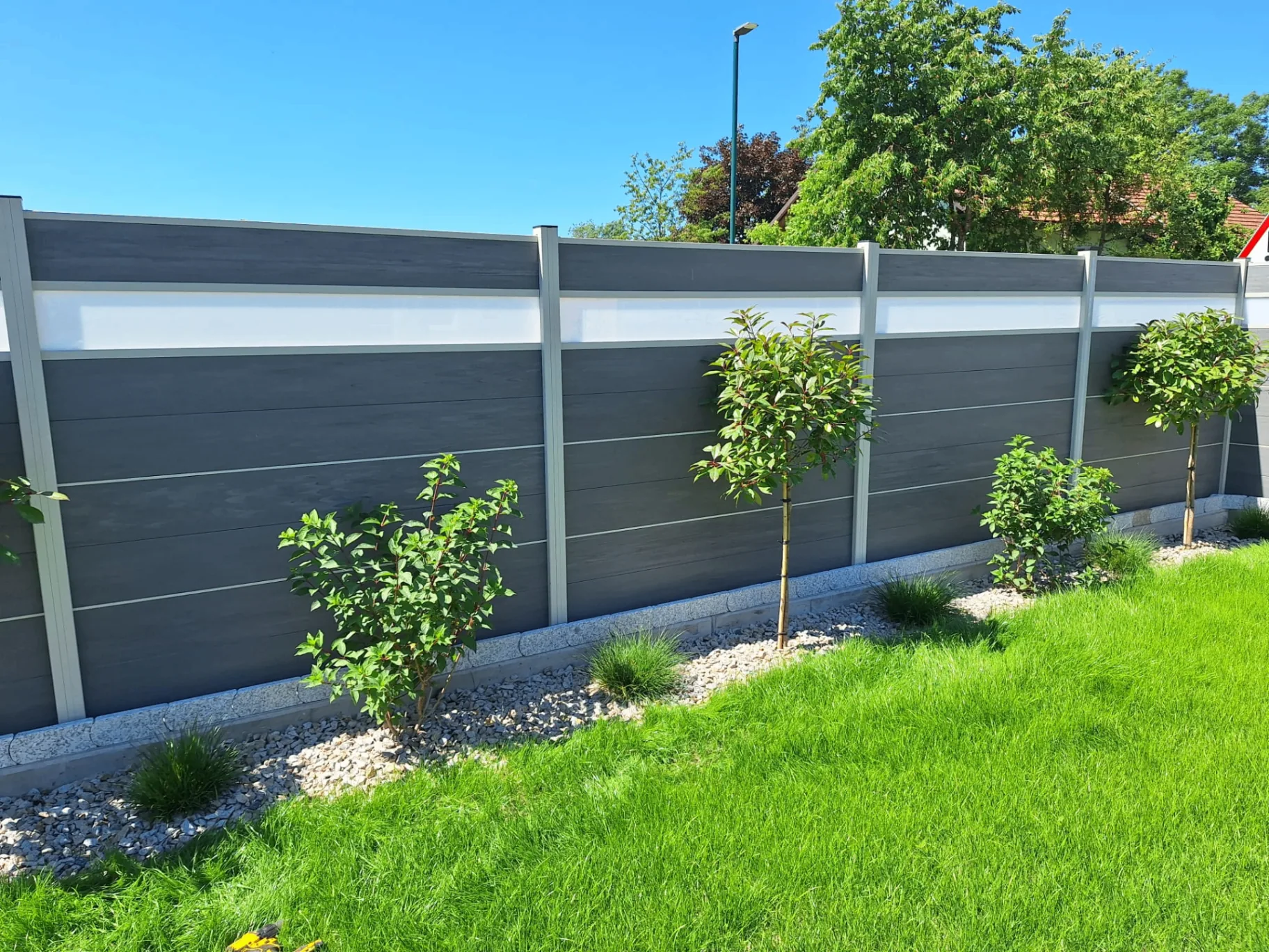 Fertig montierter WPC-Sichtschutzzaun im Garten